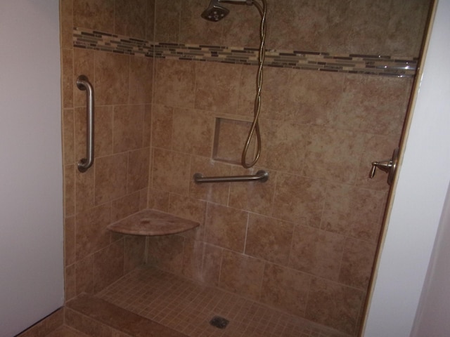 bathroom featuring tiled shower