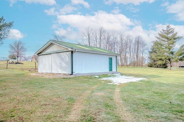 view of outdoor structure featuring a yard