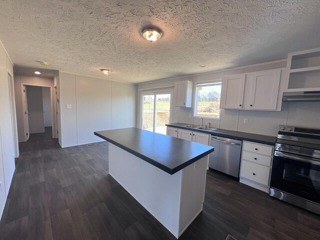 spare room with dark wood-style floors, ceiling fan, and a textured ceiling