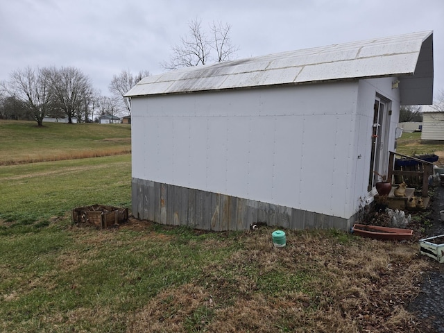 view of outdoor structure featuring a yard