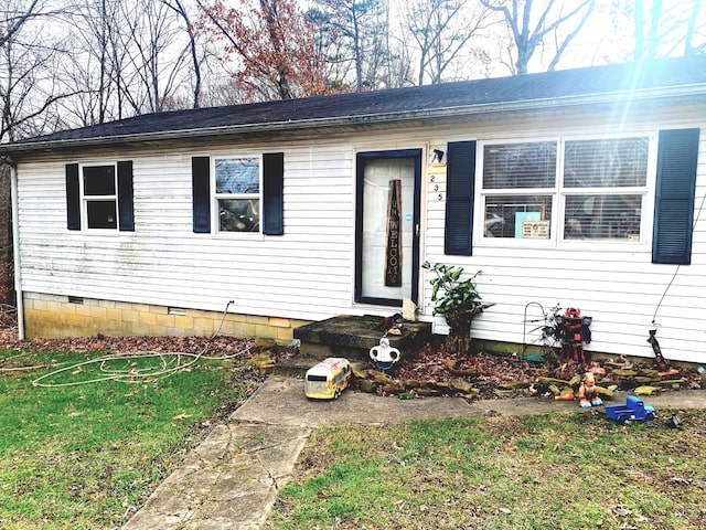 single story home featuring a front yard