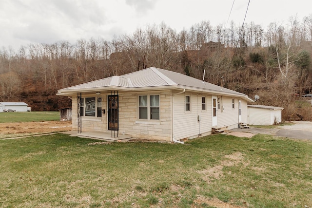 view of front of property featuring a porch and a front lawn