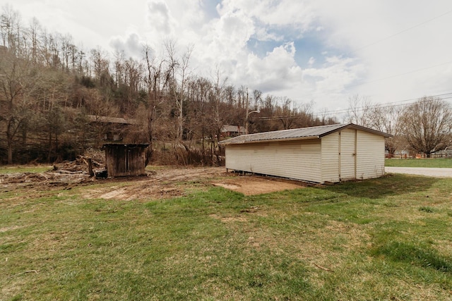 view of yard with a storage shed