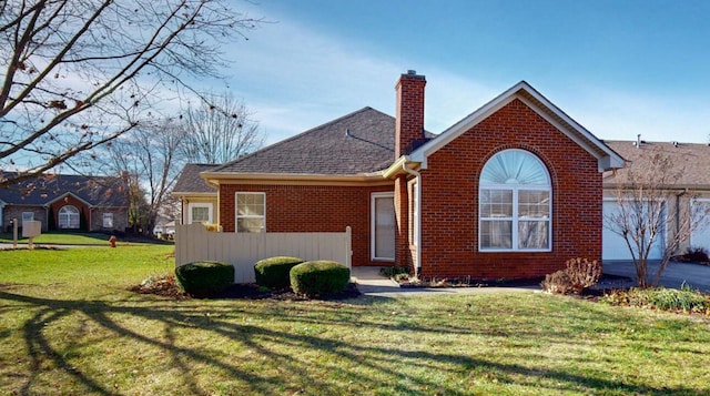 view of front facade featuring a front yard