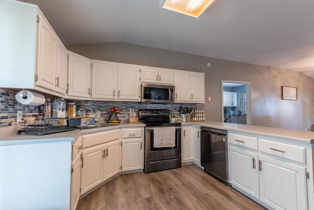 1216 Maple Hill Dr, Somerset, KY 42503 - kitchen with appliances with stainless steel finishes, a sink, vaulted ceiling, a peninsula, and light wood finished floors