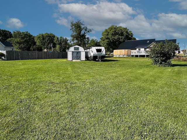 view of yard with a storage unit