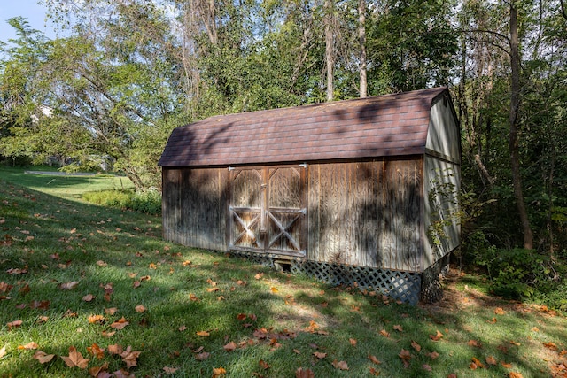 view of outbuilding featuring a lawn