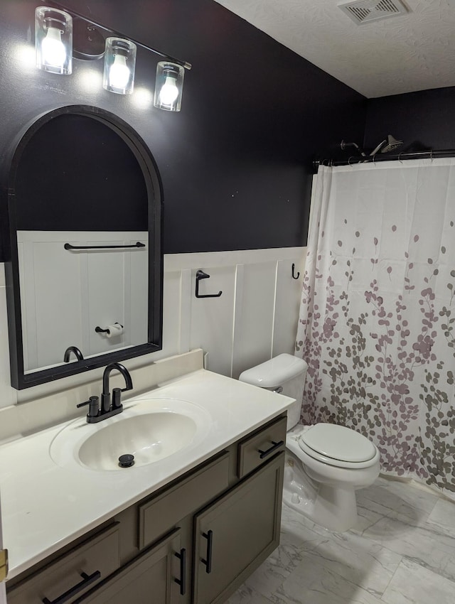 bathroom featuring a shower with curtain, vanity, and toilet