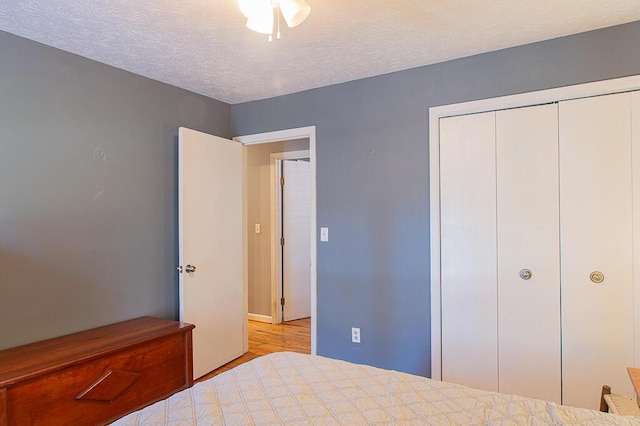 unfurnished bedroom featuring a textured ceiling and a closet