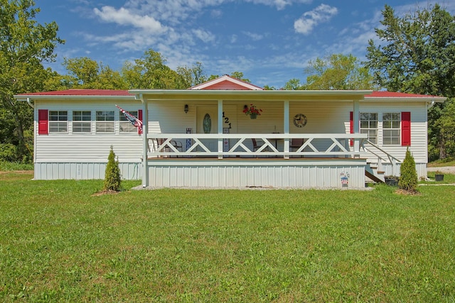 view of front of property featuring a front lawn