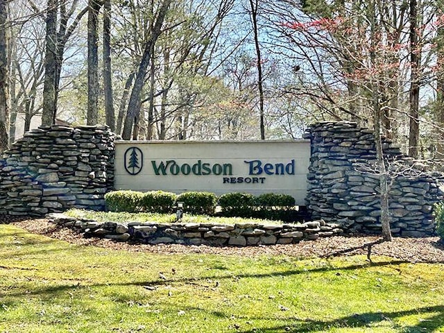 community sign featuring a yard