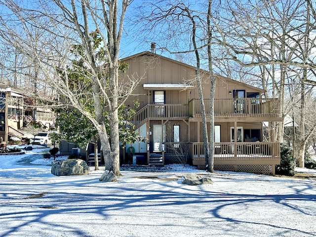 view of front of property featuring a balcony