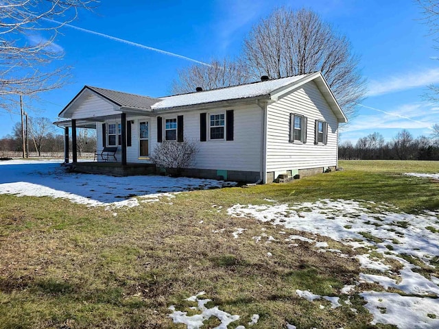 view of front of house featuring a lawn