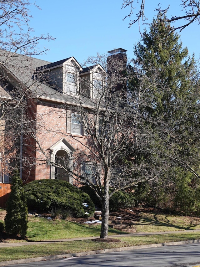 view of front of house featuring a front lawn