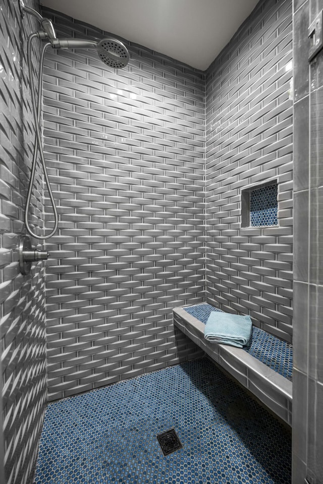 bathroom featuring a tile shower