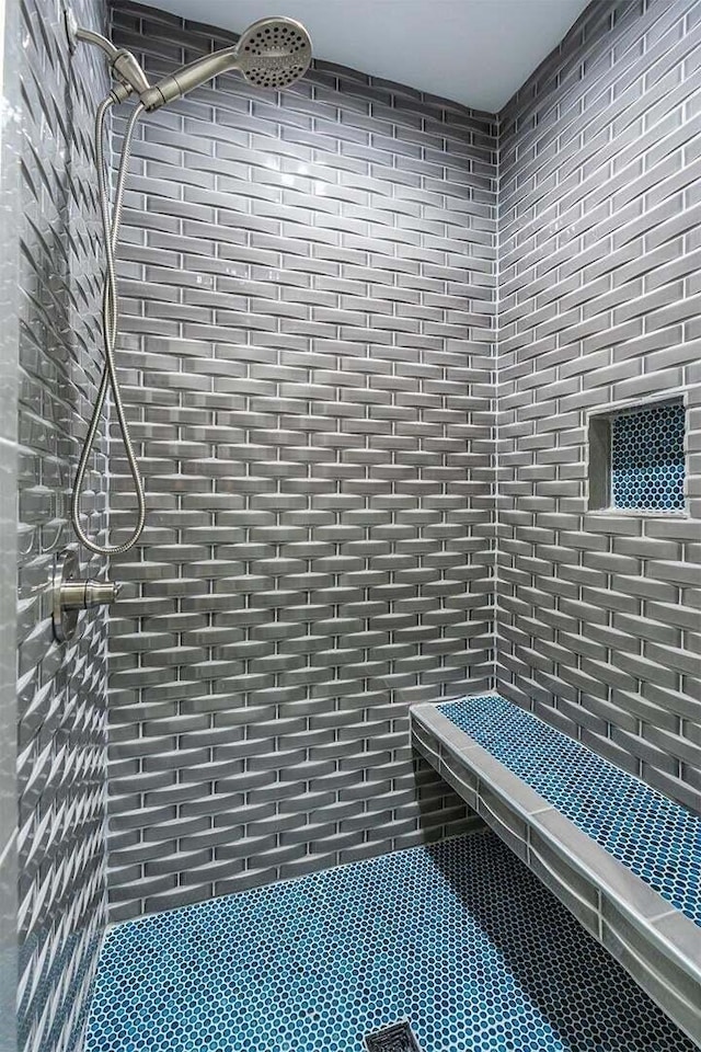 bathroom featuring a tile shower