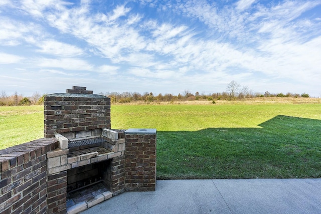 view of yard featuring a rural view