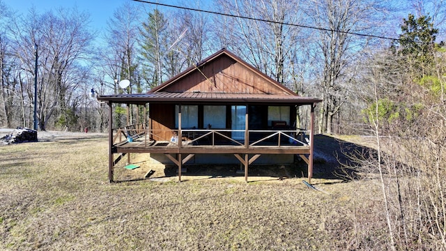 view of front facade featuring a front yard