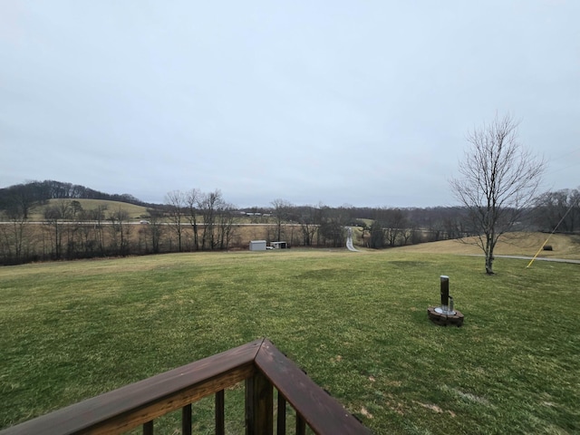 view of yard featuring a rural view