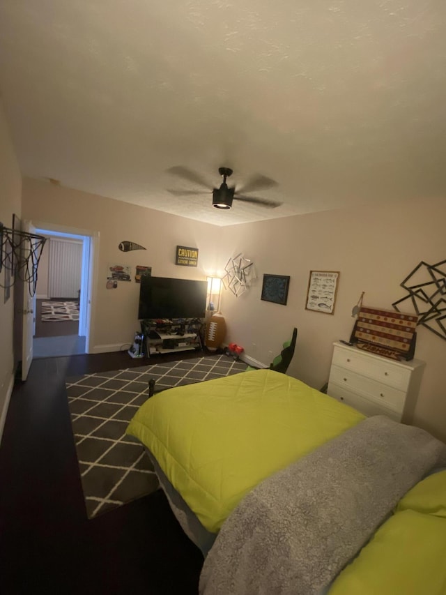 bedroom with ceiling fan