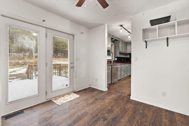 interior space featuring sink, a textured ceiling, dark hardwood / wood-style floors, and gray cabinets