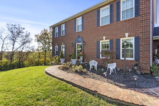 view of front of property featuring a front lawn