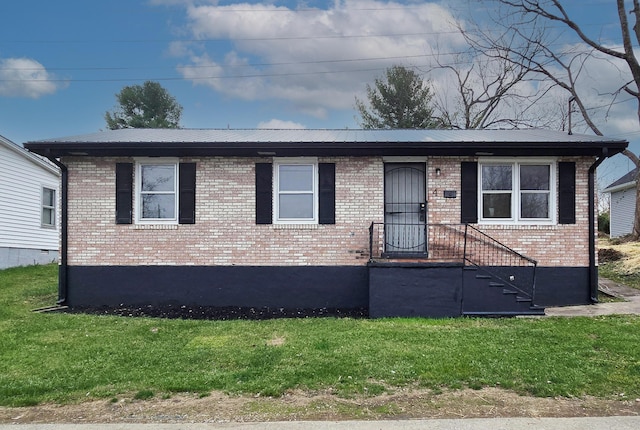 view of front of home featuring a front yard