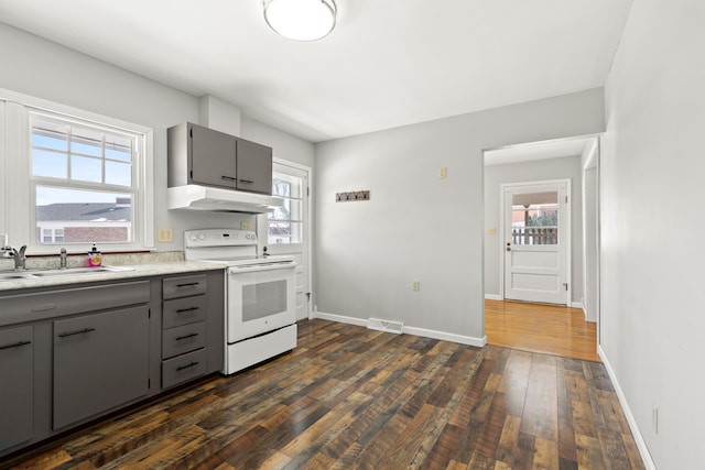 kitchen featuring electric stove, sink, plenty of natural light, and gray cabinetry