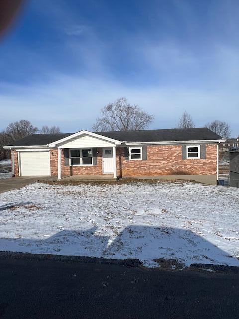 view of front facade featuring a garage and driveway