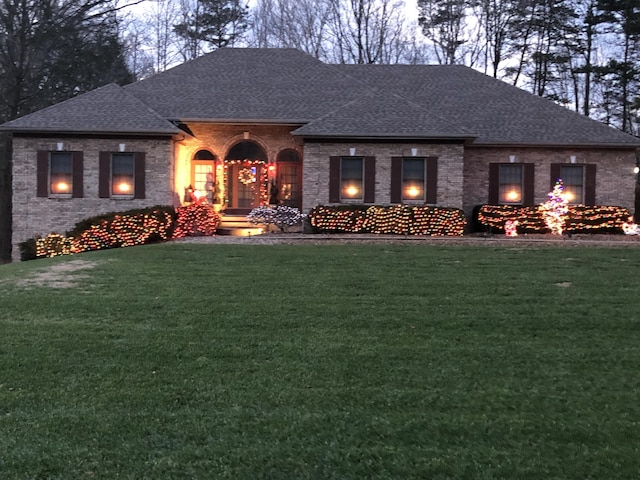 view of front facade with a front yard