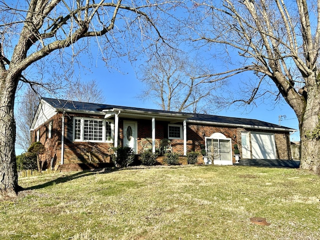 single story home featuring a front lawn