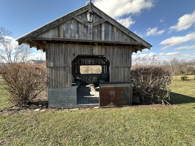 view of outdoor structure with a yard