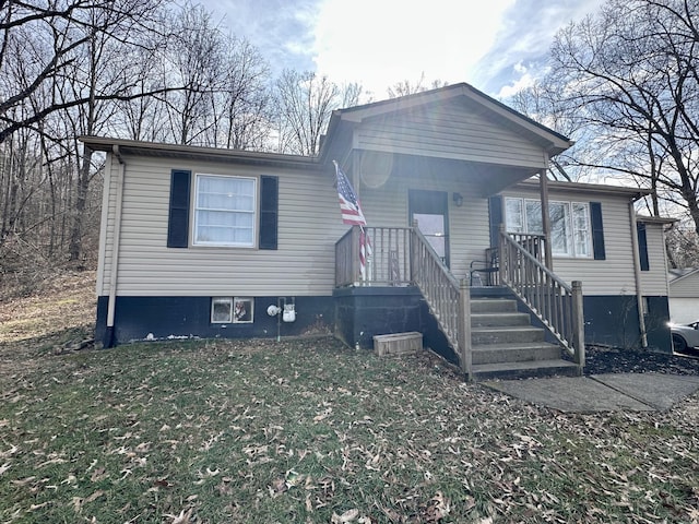 view of front of house featuring a front yard