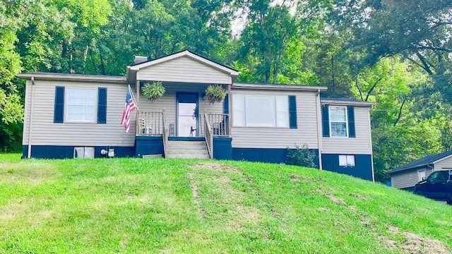 view of front of property featuring a front lawn