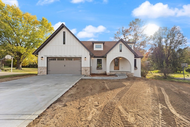 view of front of property featuring a garage