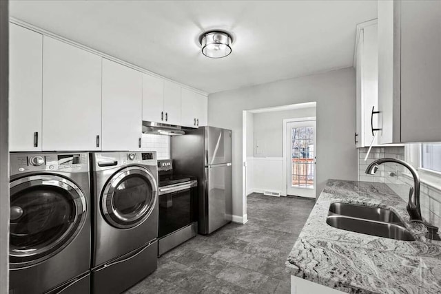 laundry room featuring sink and independent washer and dryer