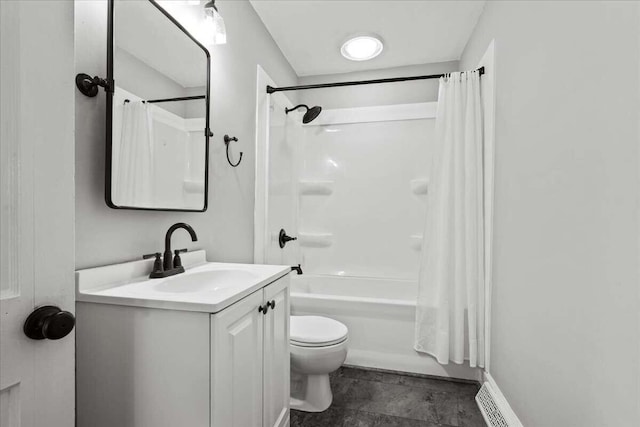 full bathroom with shower / tub combo with curtain, vanity, and toilet