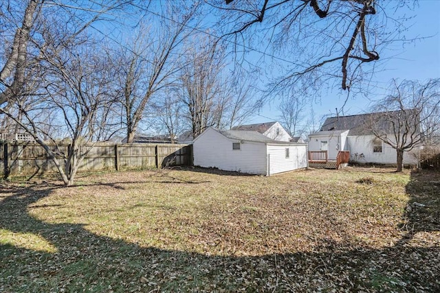 view of yard with an outbuilding