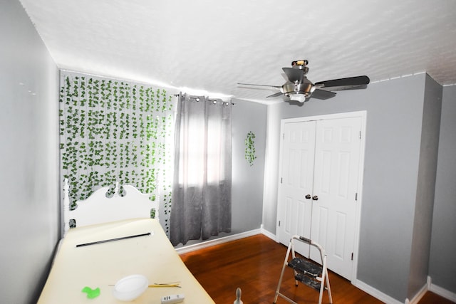 laundry area featuring ceiling fan, hardwood / wood-style floors, and a textured ceiling