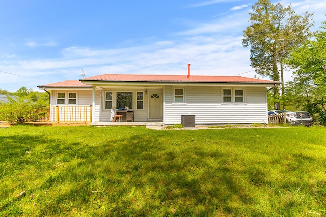 view of front of house featuring a front lawn