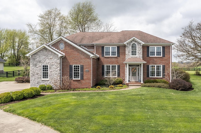 view of front of house featuring a front lawn