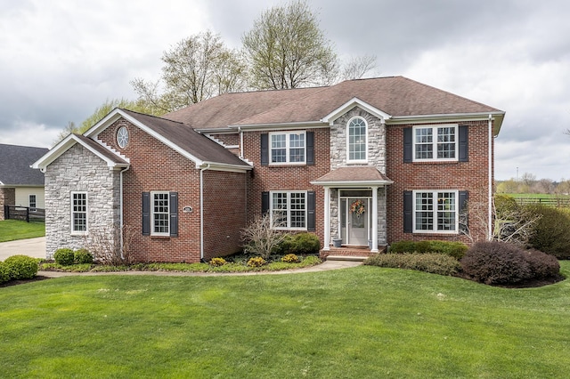 view of front of property featuring a front yard