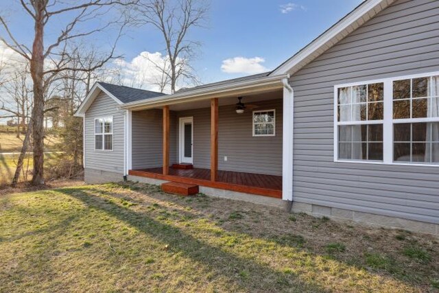 property entrance featuring ceiling fan and a yard