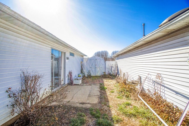 view of yard featuring a shed