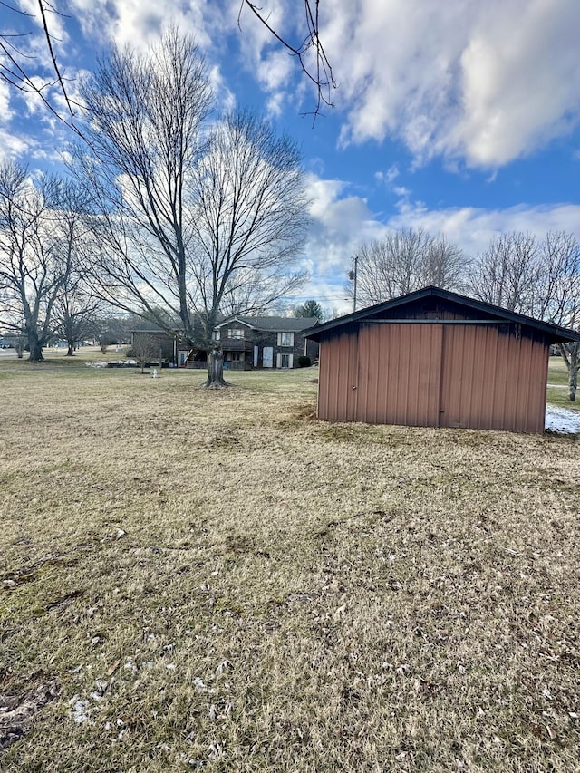 view of yard with an outdoor structure