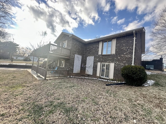 view of front of house featuring a deck and a front yard