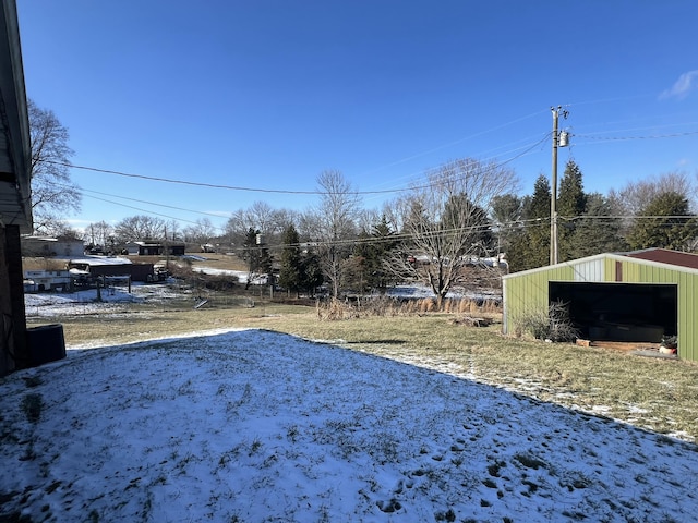 view of yard with an outbuilding