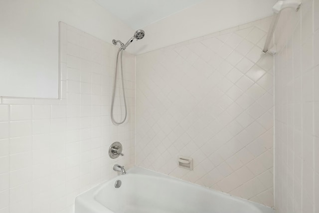 bathroom with tiled shower / bath