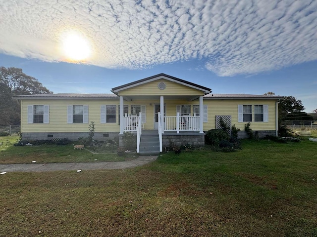 view of front facade with a front yard and covered porch