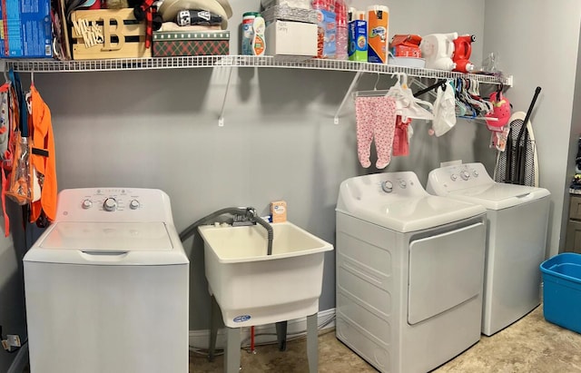 laundry room with sink and washing machine and dryer